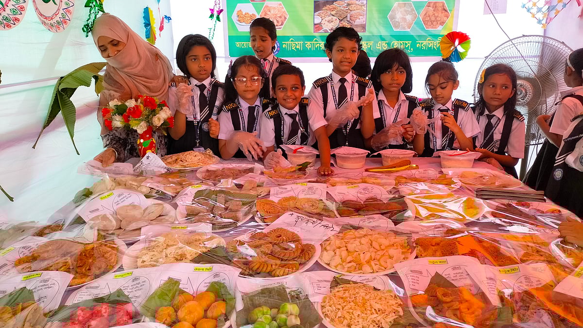 নরসিংদীর নাছিমা কাদির মোল্লা হাইস্কুল অ্যান্ড হোমসে শিক্ষক-শিক্ষার্থীদের অংশগ্রহণে ফল ও পিঠা উৎসব হয়েছে। শনিবার তোলা